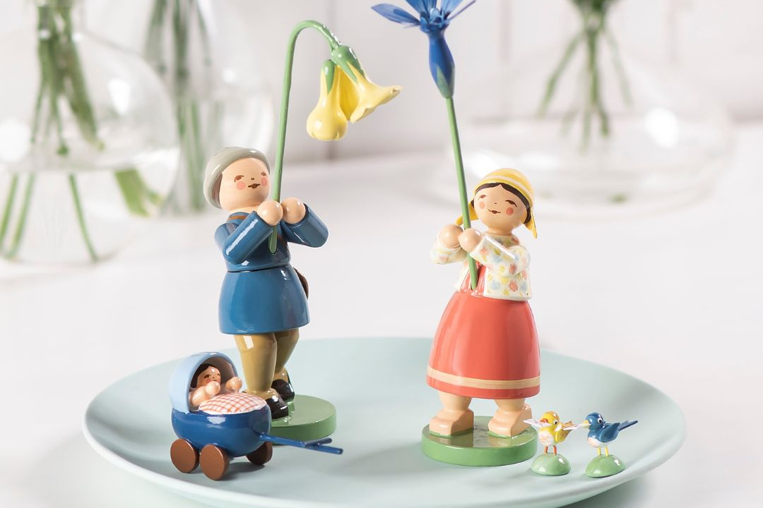 Blumenkinder Mädchen mit Frühlingsenzian und Junge mit Schlüsselblume